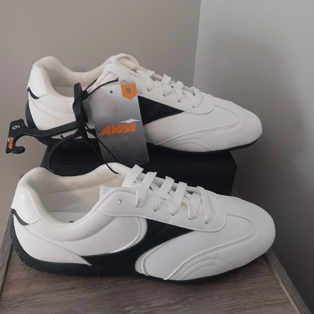 Avia Athletic Retro Slim Sneakers Sz 9